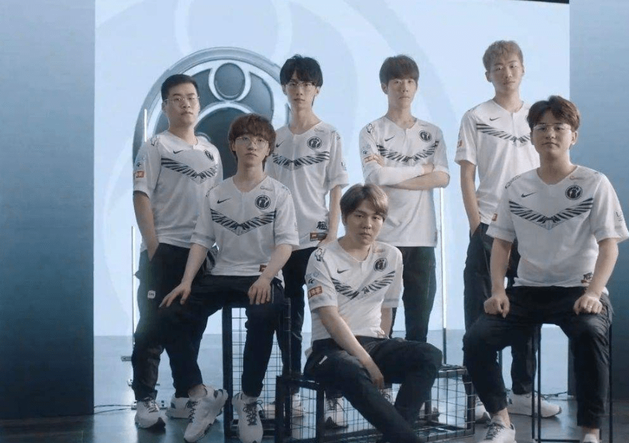 子追着球跑 子追着球跑